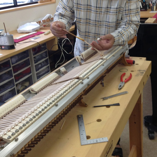 ハンマー取り付け作業中